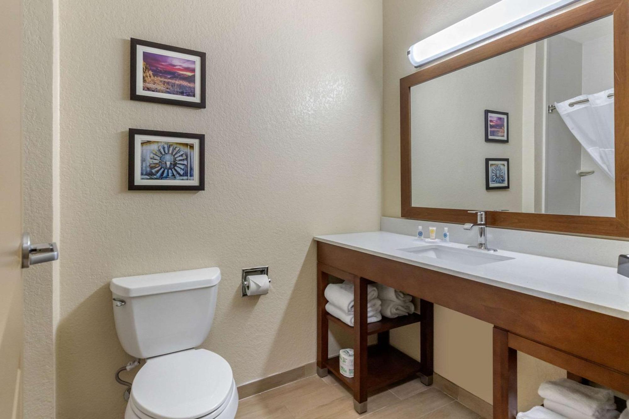 Comfort Airport North Hotel San Antonio